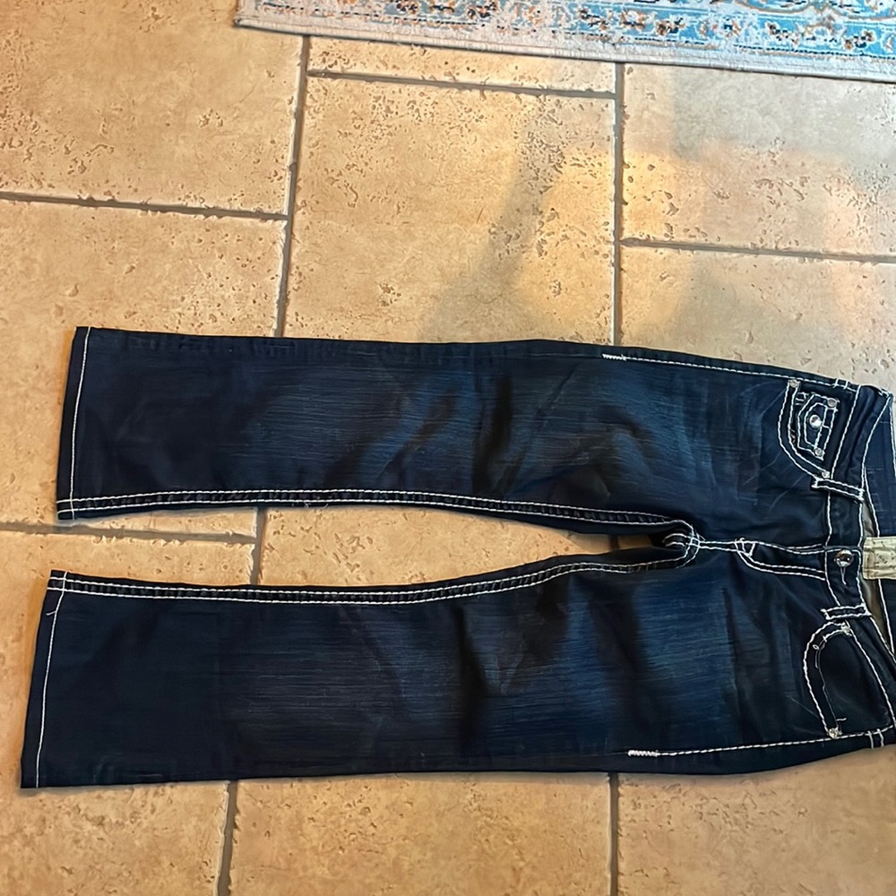 Way cute rhinestone jeans with white stitching throughout! 3% spandex